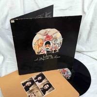 LP / QUEEN / A DAY AT THE RACES  / VG 