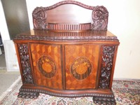 Antiker Buffetschrank um 1900 / Schrank mit Schnitzereien / Löwentatzenfüße