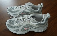 NIKE !!! Laufschuhe, Turnschuhe in weiss/silber, einmal getragen Gr. 40 (39)