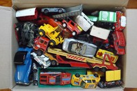1 Kiste Spielzeugautos, Konvolut alles Mögliche u.a. Matchbox, Majorette; 4,5 Kg