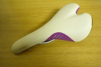 Fizik Vitesse Weiß / Lila - Purple Sattel mit Manganese Gestell Damensattel MTB