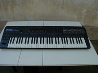 ROLAND D 50 SYNTHESIZER