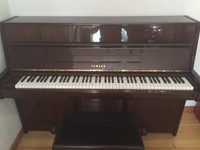 Yamaha Klavier, Mahagoni poliert, kaum gebraucht, inkl.Hocker