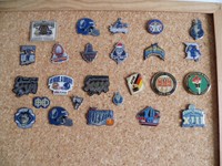 25 Football Pins z.B. Blu Devils , Blue Angels  siehe auch Foto