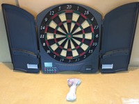 Unicorn elektronische Dartscheibe Dartautomat Dartboard 580 mit Türen + 6 Darts