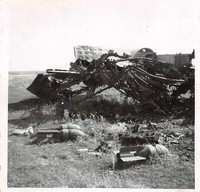 Bomben am ausgebrannten franz. Flugzeug bei Paris Frankreich