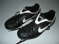 NIKE Fussballschuhe mit Stollen Modell TIEMPO Gr. 40,5 schwarz/weiss