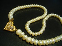 Kette aus Perlen mit Anhänger -verschlüß Länge -ca 39,0 cm