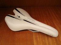 H124: Specialized Bodygeometrie MTB Sattel weiss