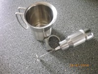 Milchaufschäumer mit Edelstahlbecher Wandhalter