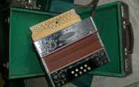 Altes Akkordeon; Harmonikum; Handharmonika mit Koffer "Meinel & Herold" 