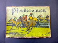 altes Gesellschaftsspiel Pferderennen um 1900 / Brettspiel Zinfiguren Spielbrett