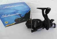 Shakespeare 1275130 Beta 60FS Freilaufrolle Graphit-Spule mit Mono Schnur