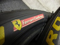 1 x ORIGINAL FERRARI 458 CHALLENGE PIRELLI RENNREIFEN mit FERRARI AUFDRUCK!
