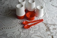 Tupper Eierbecher 4St.und 2 Hängelöffel rot/weiß neu