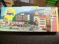 FALLER - HO-Bausatz B-928 **Wohnblock**, Bausatz ist bereits begonnen, in OVP