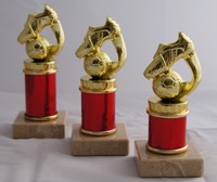 3D Pokale-Ständer, 3er Serie rot-gold, 49 Sportarten zur Auswahl, inkl. Gravur