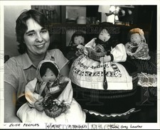 1985 Press Photo Elise Reeples tries to talk to her tea cozy dolls - orb65306