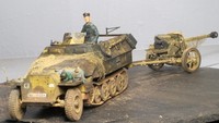1/35  SdKfz 251/1 mit 7,5 cm Pak 40  &  2 Figuren    -     gebaut!