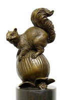 Moderne Kunst Bronze Tierskulptur "Eichhörnchen mit Nuss", signiert Milo