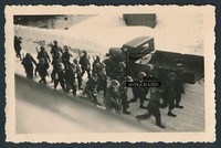 Foto 2.WK Kriegsgefangene Engländer POW in Narvik & WH Soldaten + Pritsche Kfz
