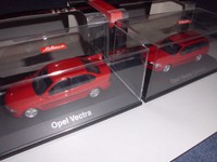 1 x Opel Vectra B Stufenheck rot + 1 x Opel Vectra B Caravan rot 1:43 Schuco 
