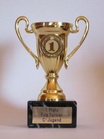 Mini-Henkelpokal mit "1" - Emblem und Wunschgravur