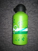 a) Trinkflasche Grün mit Blumen 