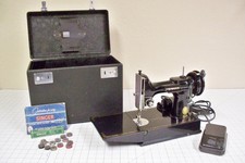 Vintage Singer Featherweight 221 Sewing Machine 110V w. Case