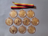 10 große Kegel-Medaillen mit Deutschland-Bändern