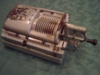 alte Rechenmaschine "Triumphator",mechanisch,50er/60er Jahre,DDR,funtionstüchtig