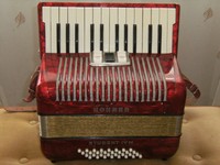 Schönes kleines Akkordeon Hohner Student IV M 32 Bässe in rot, guter Zustand!