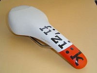 MTB Rennrad Sattel FIZIK Tundra 2  " KIUM "  rot weiss white  NEU leicht