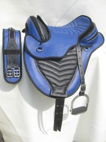 Synthetische baumlos Sattel blau / schwarz mit weißen Nähten + passender Girth