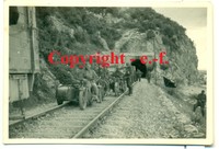 FOTO - BALKAN / GRIECHENLAND / OLYMP - MOTORRAD-KOLONNE - Eisenbahngleise