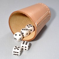 5 Würfelbecher / Knobelbecher aus Natur Leder mit 30 Würfel, Spiele von Frobis