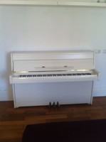 Weißes Klavier von Yamaha