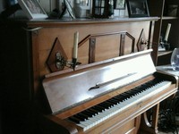 Altes Klavier ca. 100 Jahre der Gebrüder Kolski