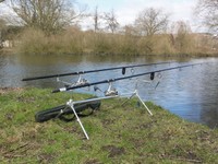 Karpfen Angelset Karpfenset 2 Ruten Rollen Bissanzeiger 1  Rod Pod mit Tasche 02