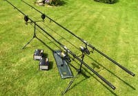 2 KARPFENRUTEN 2 KARPFENROLLEN ROD POD MIT TASCHE 2 BISSANZEIGER KARPFENSET