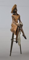 Bronzeskulptur Frau auf Stuhl Österreich Bronze Figur H:26 cm