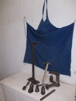 11teiliges Set alte Schusterwerkzeuge mit Schusterschürze,Schuster Konvolut