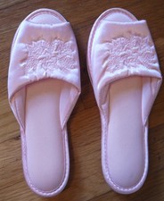 Vintage Pink Embroidered Bedroom Slippers.Size Small 5-6 Nwot