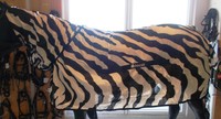 Bucas Buzz Off Full Neck Zebra, Bucas Fliegendecke mit Hals und Zebramuster