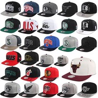 MITCHELL & NESS AND SNAPBACK CAP CHICAGO BULLS LA KINGS CELTICS BEANIE NETS
