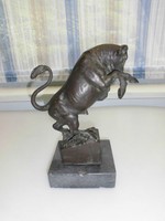 sehr grosse Bronze - Figur aufsteigender Stier signiert