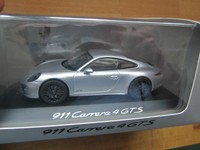 Porsche 911 Carrera 4 GTS in Silber von Schuco in 1:43