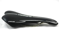 Sattel Focus  schwarz-weiß bestickt Gestell CrN-Titan Alloy 195g