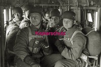 Fallschrimjäger auf dem Flug nach Holland - R02740