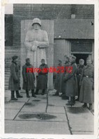 Foto, Wehrmacht, Soldaten huldigen dem Reichsehrenmal Tannenberg  (1510)